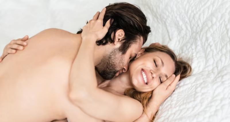 Casal fazendo sexo